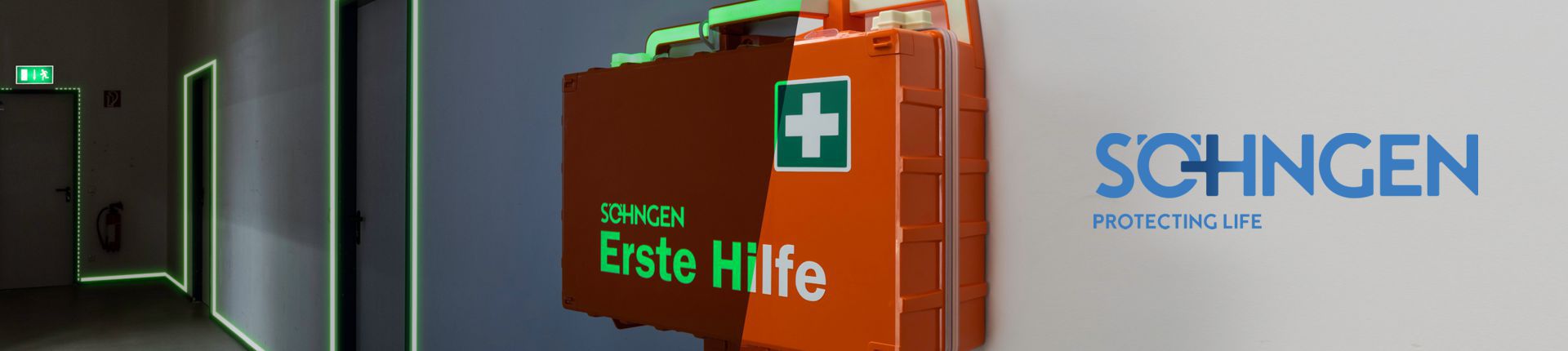 Bild Soehngen Erste Hilfe Koffer an der Wand eines Flurs hängend