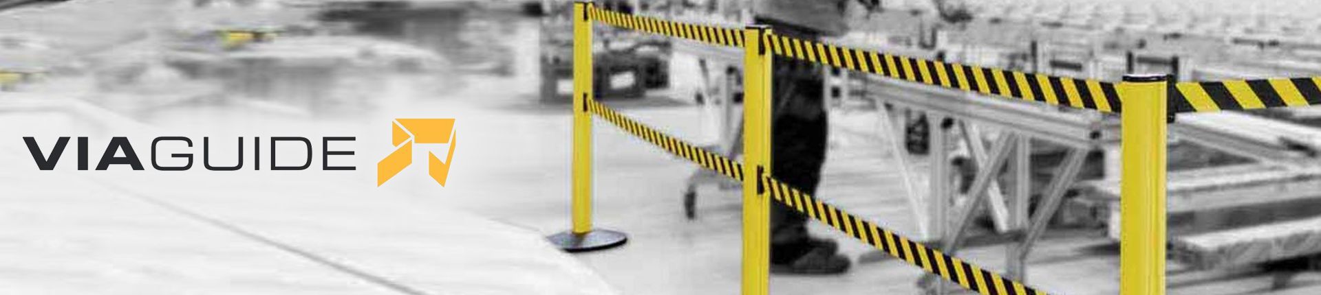 Bild Gelb-schwarze ViaGuide Gurtpfosten in einer Produktionshalle stehend