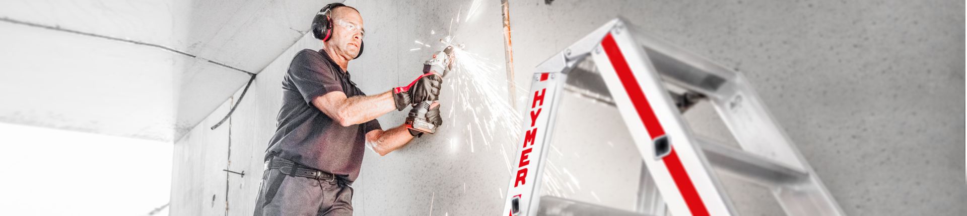 Bild Handwerker neben einer Hymer Stehleiter