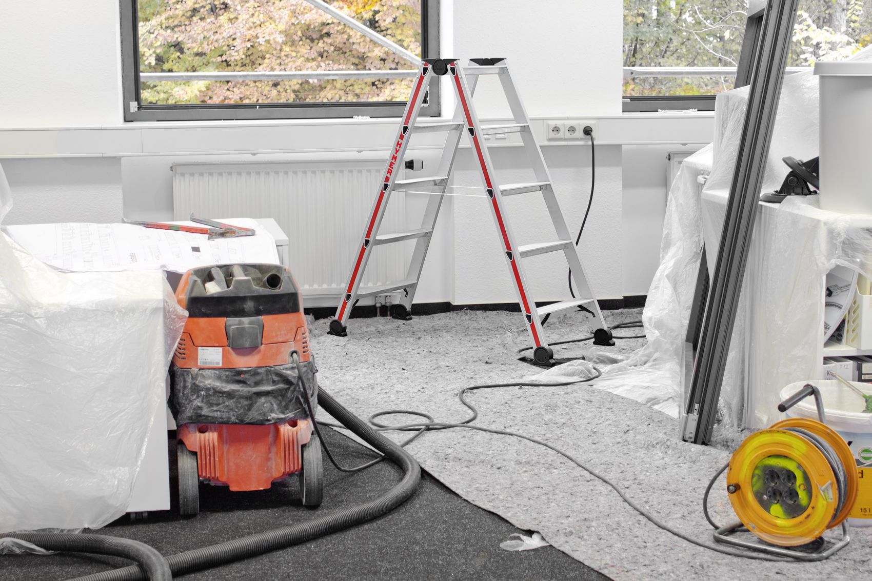 Hymer Stufenstehleiter beidseitig 2x 5 Sprossen Modell 402410 auf der Baustelle in einem Rohbau stehend bild 2