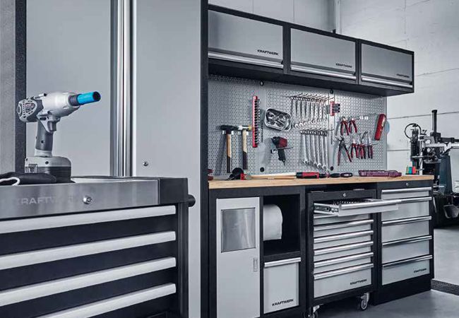 Blick auf eine Kraftwerk Mobilio Werkzeugschrankwand bestückt mit Werkzeugen in einer KFZ Werkstatt