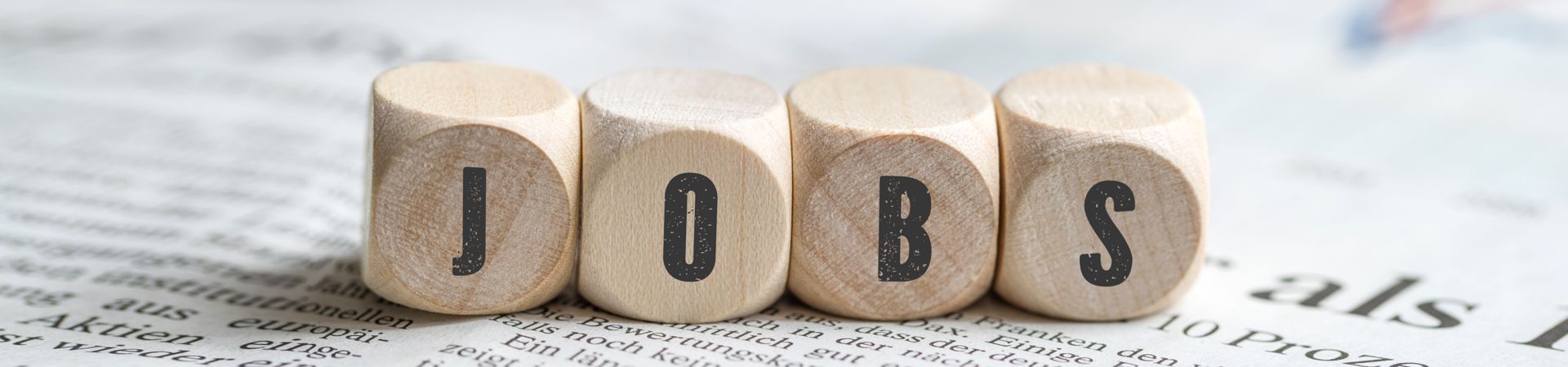 Produktbild Würfel mit Aufschrift Jobs auf einer Tageszeitung