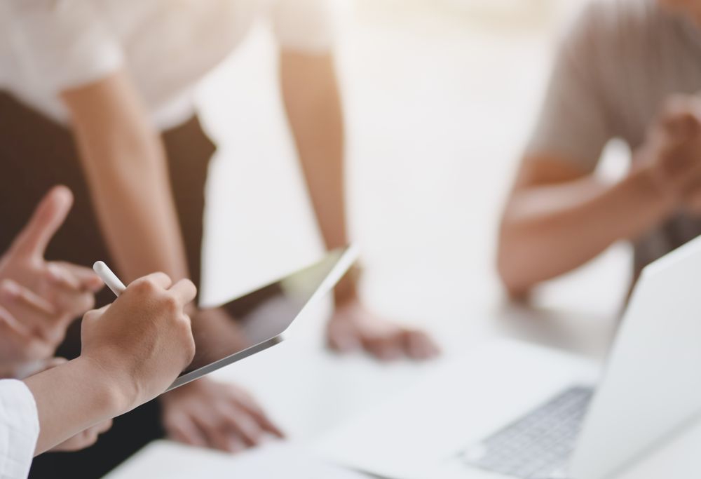 Produktbild Mitarbeiter bei der Besprechung eines Dokuments auf einem Tablet