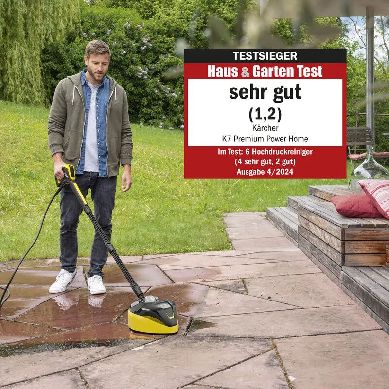Junger Mann reinigt eine mit Steinplatten geflieste Terrasse mit einem Kärcher Flächenreiniger bild 2