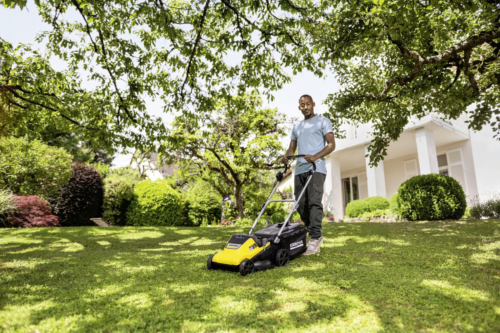 Produktbild Kärcher Akku Rasenmäher LMO 4-18 Dual Anwendungsbeispiel im Einsatz beim Rasenmähen bild 10
