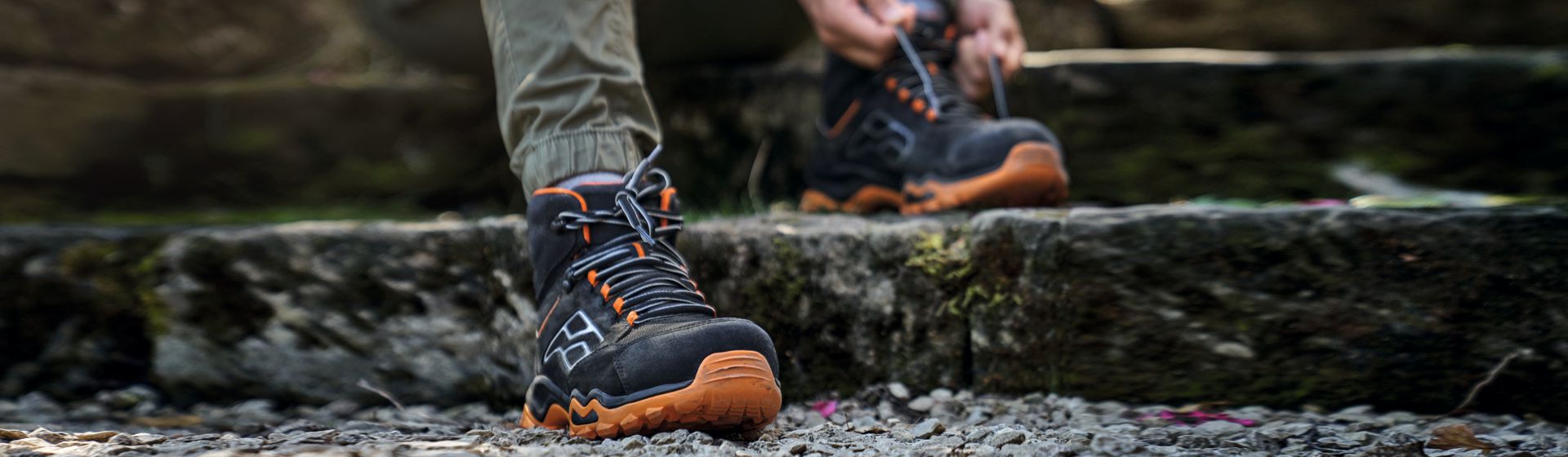 Person mit Stihl Arbeitsstiefeln bild