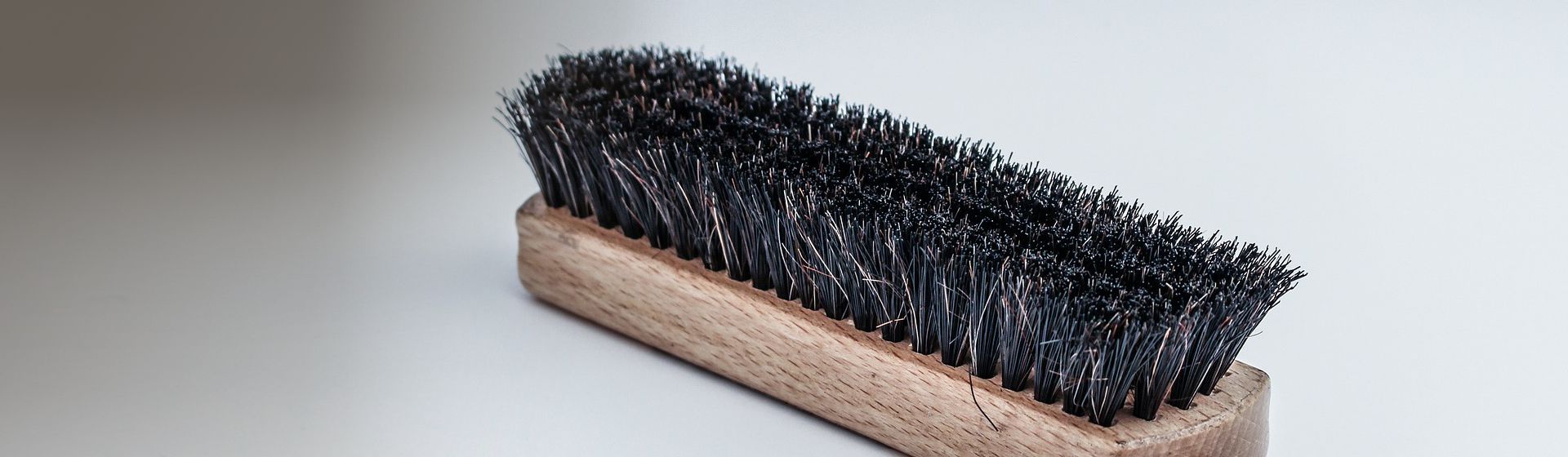 Schwarze Schuhbürste auf grauem Hintergrund bild