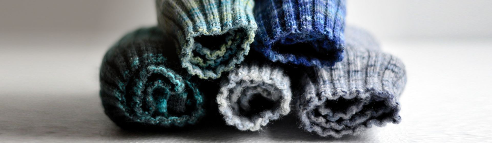 Gefaltete graune und dunkelblaue Wollsocken in Nahaufnahme bild