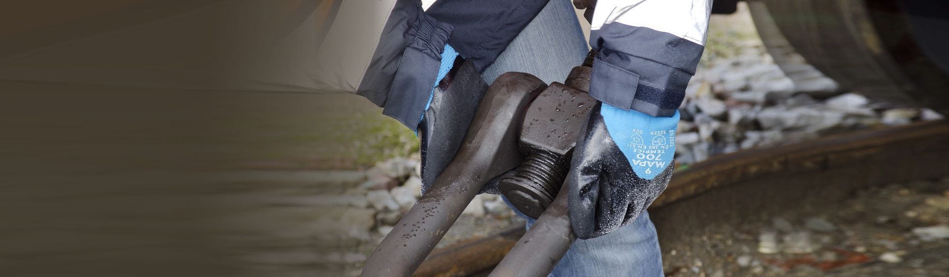Grüner Ansell Kälteschutzhandschuh im Einsatz beim Bepacken einer Eisbox bild