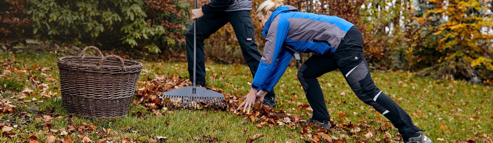 Mann und Frau in Arbeitskleidung bei der Gartenarbeit bild