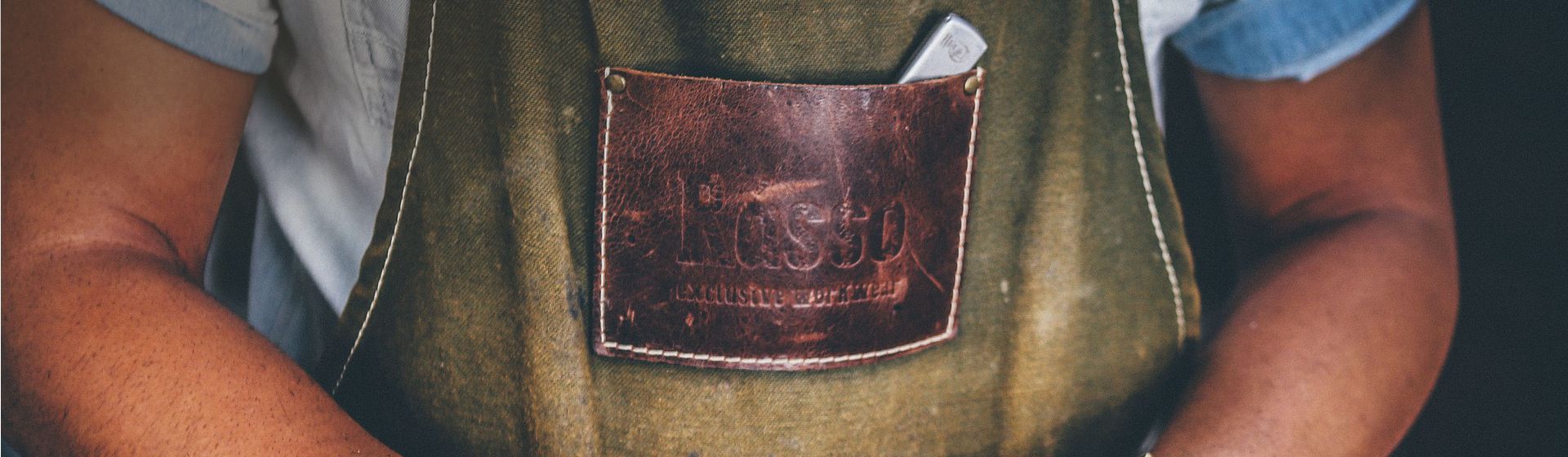 Braune Arbeits-Lederschürze in Nahaufnahme bild