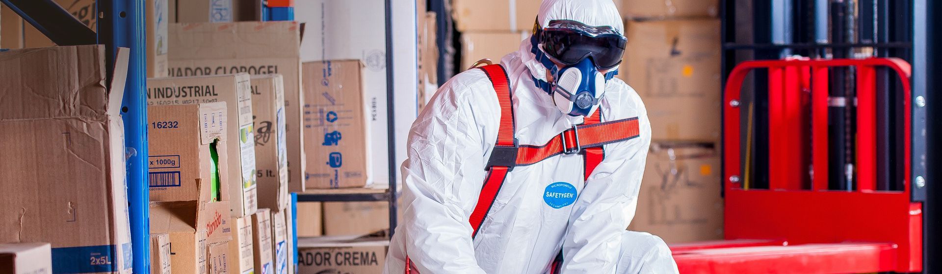 Mann in einem weißen Säureschutzanzug mit Atemschutzmaske bild