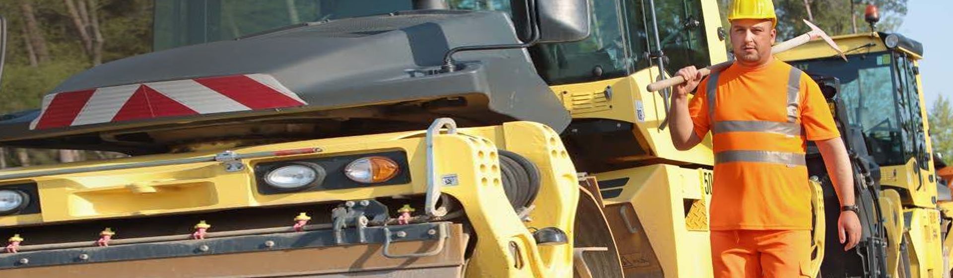 Bauarbeiter in einem orangefarbenen Warnschutzshirt bild