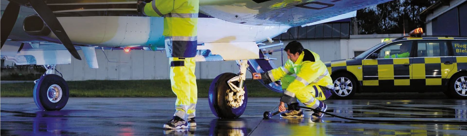 Zwei Flughafen Arbeiter in gelber Warnschutzkleidung bild