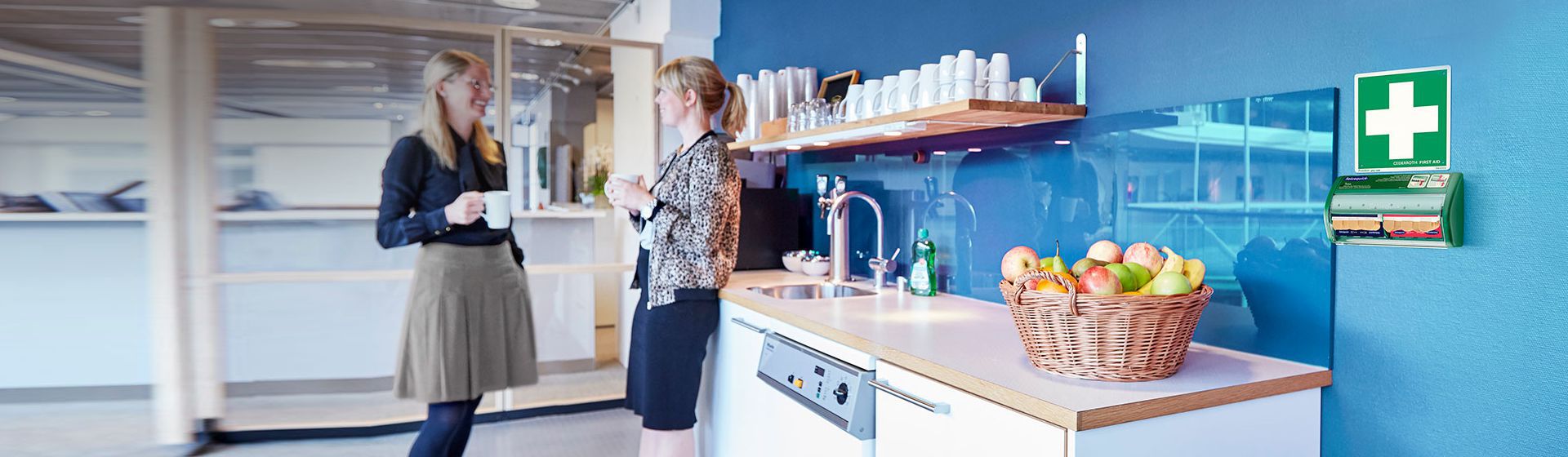 Cederroth Pflasterspender montiert an der Wand in einer blau gestrichenen Kaffeeküche eines Unternehmens bild