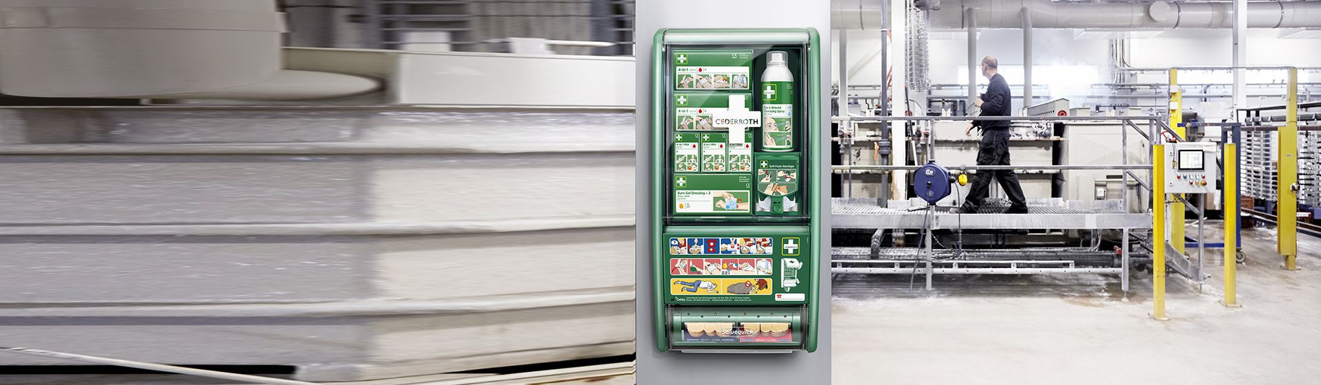 Cederroth Verbandsschrank montiert an einer Säule in einer Produktion bild