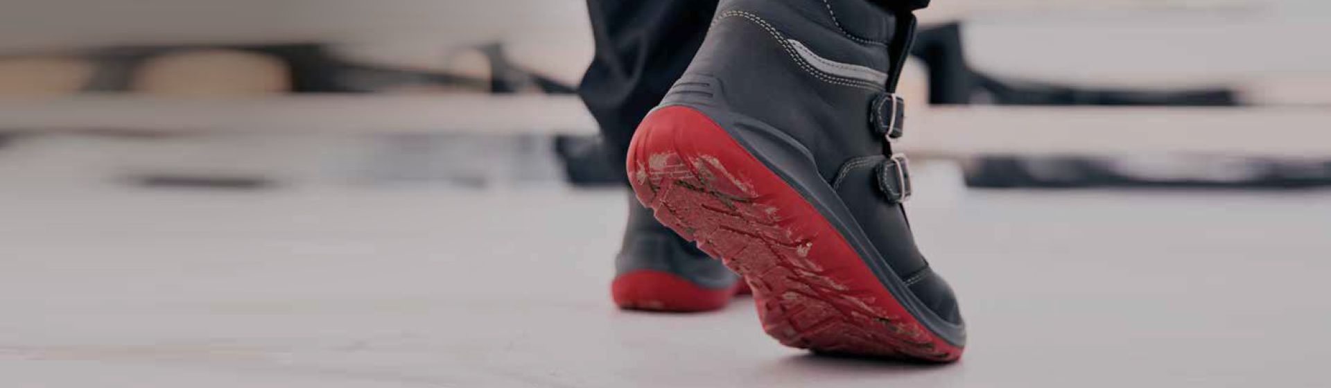 Elten Dachdeckerschuhe mit roter Sohle von hinten aufgenommen bild