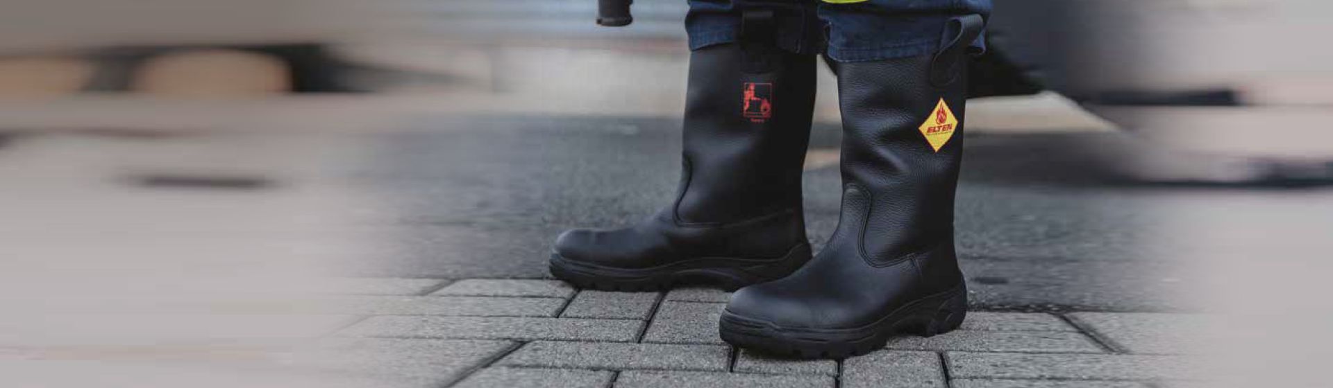 Elten Feuerwehrstiefel in Nahaufnahme bild