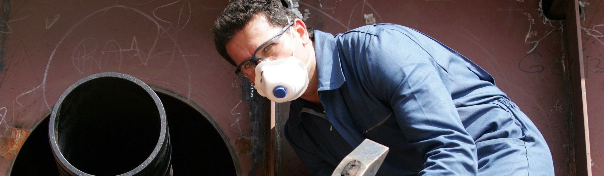 Handwerker mit einer Atemschutzmaske von Ekastu Safety bild