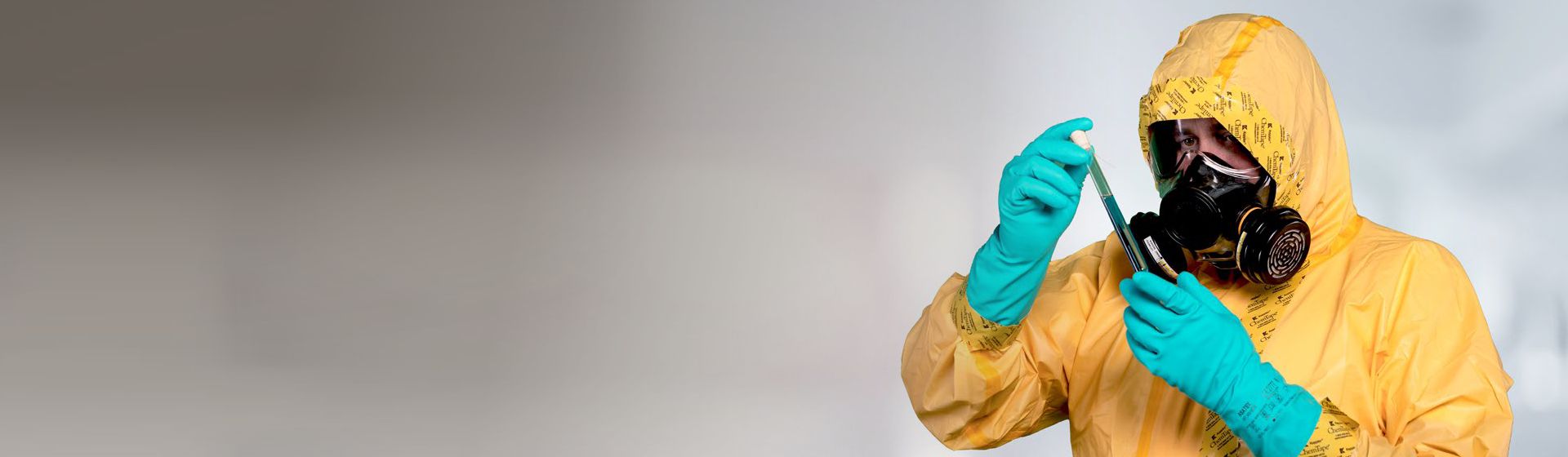 Mann in gelber Einwegschutzkleidung mit Kopfhaube bild