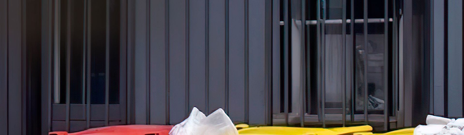 Vergitterte Fenster eines Industriegebäudes bild