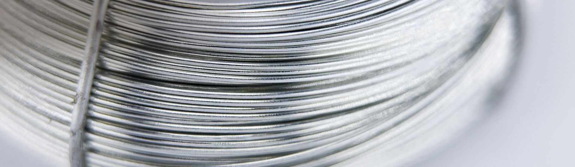 Silberfarbener Draht aufgerollt bild