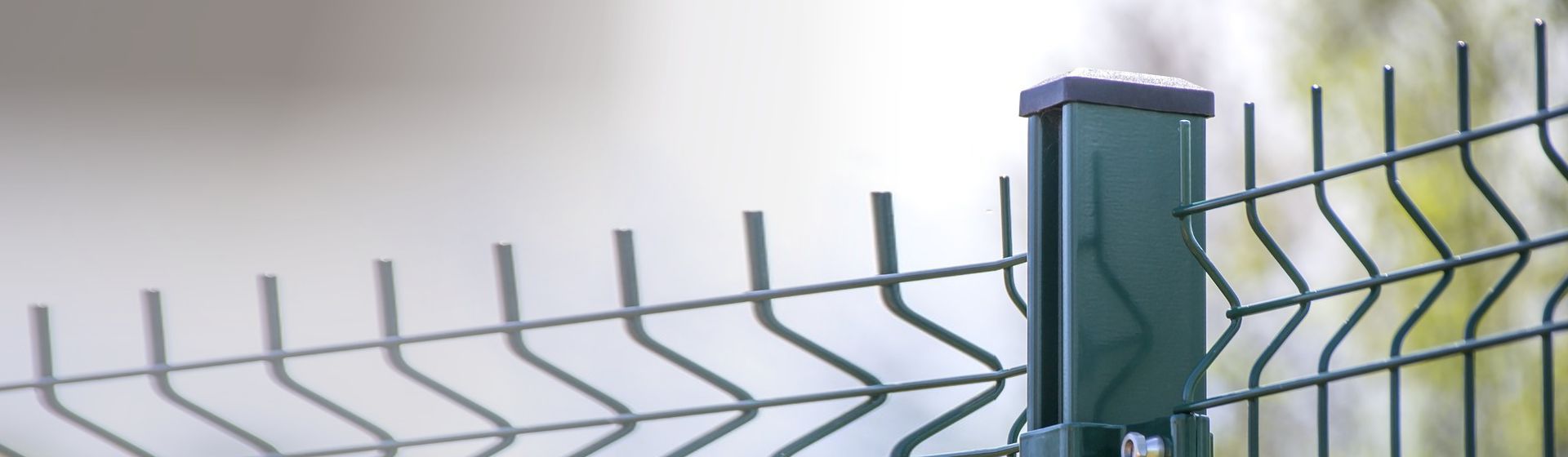 Grüner Zaunpfahl eines grünen Maschendrahtzaunsystems bild