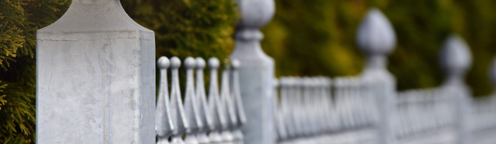 Weiß-graues Zaunsystem in Nahaufnahme bild