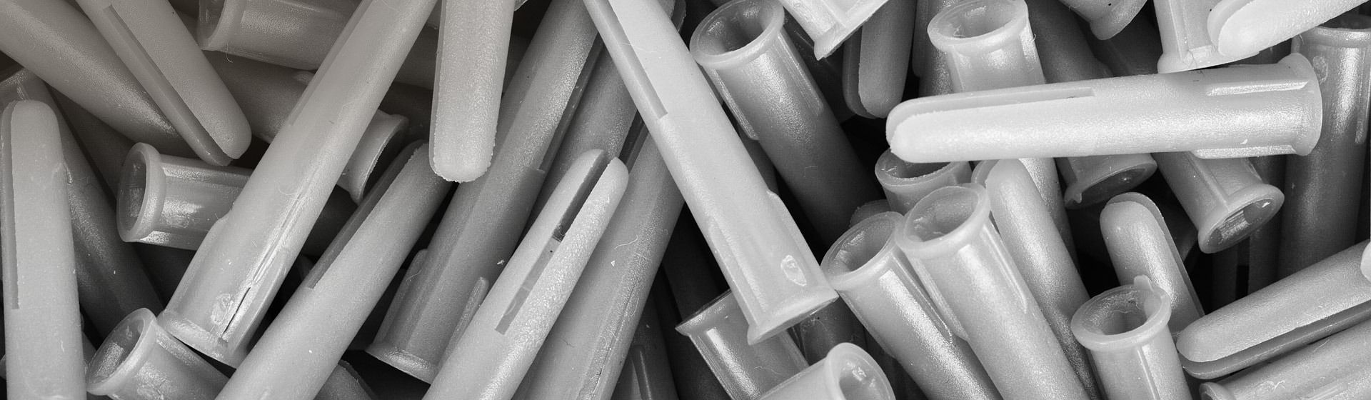 Graue Kunststoffdübel auf einem Haufen bild