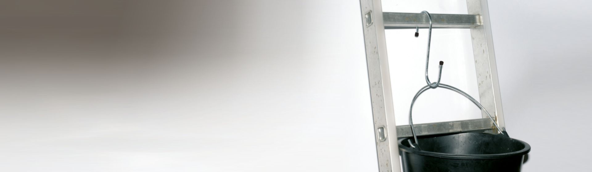 Eimer hängt an einem Alberts S-Haken an der Sprosse einer Leiter bild