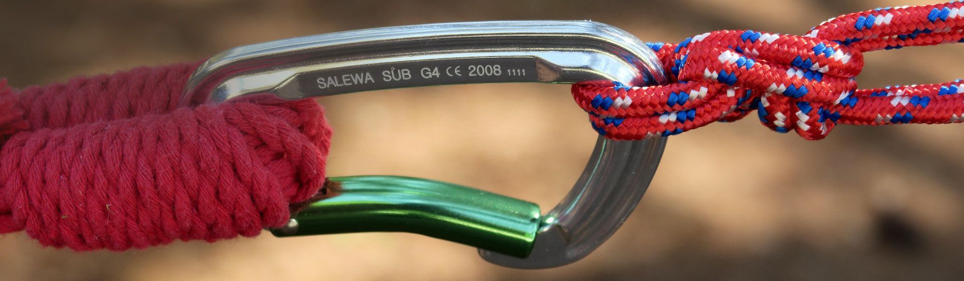 Karabinerhaken verbindet zwei Seile bild