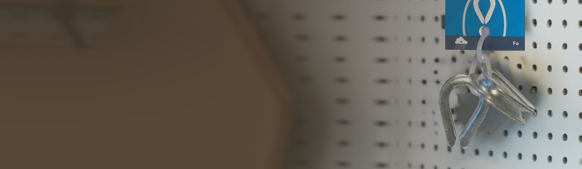 Pösamo Kauschen an einer Lochwand  hängend bild