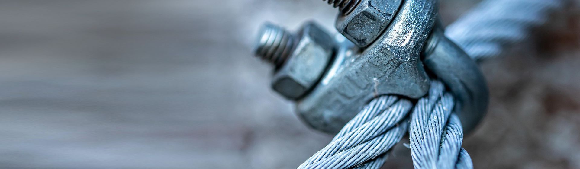 Silberfarbene Seilklemme im Einsatz bild