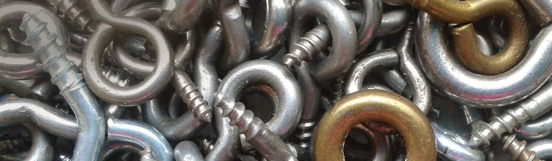 Ringschrauben auf einem Haufen liegend bild