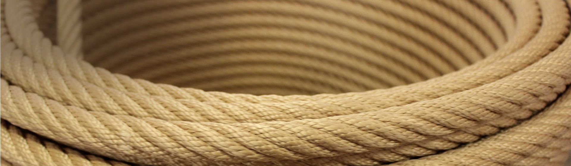 Seilrolle mit braunem Seil in Nahaufnahme bild