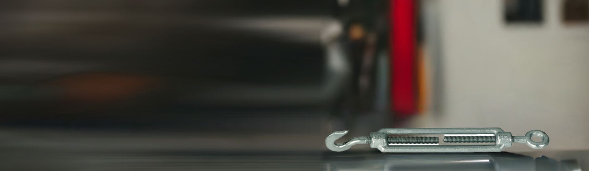 Silberfarbenes Spannschloss auf einer Werkbank liegend bild