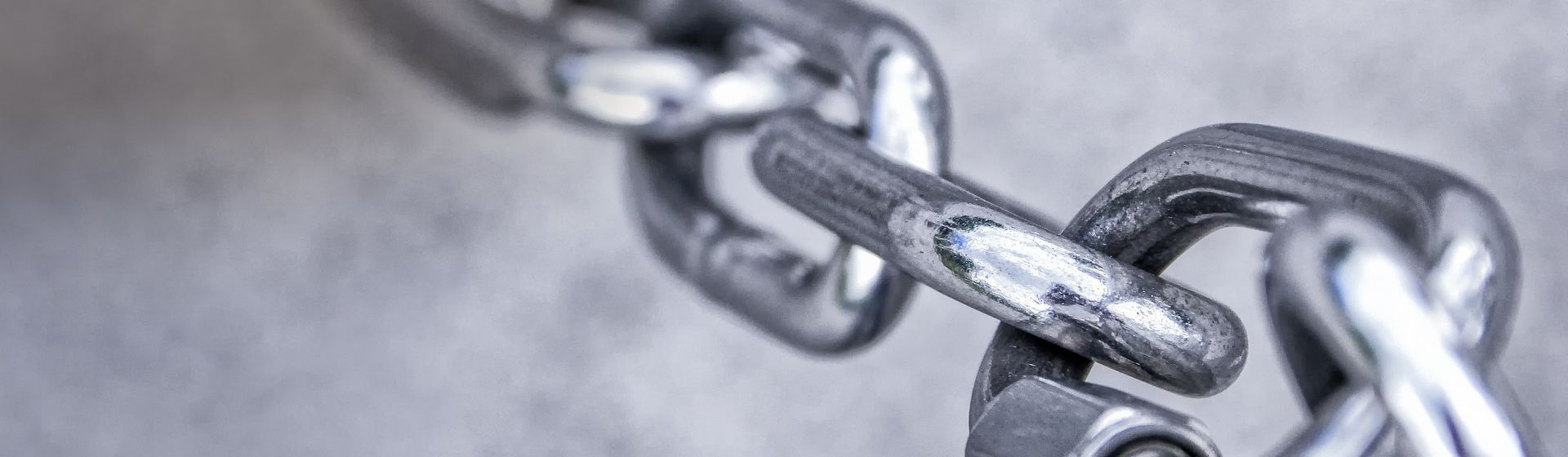 Silberfarbene Metallkette in Nahaufnahme bild