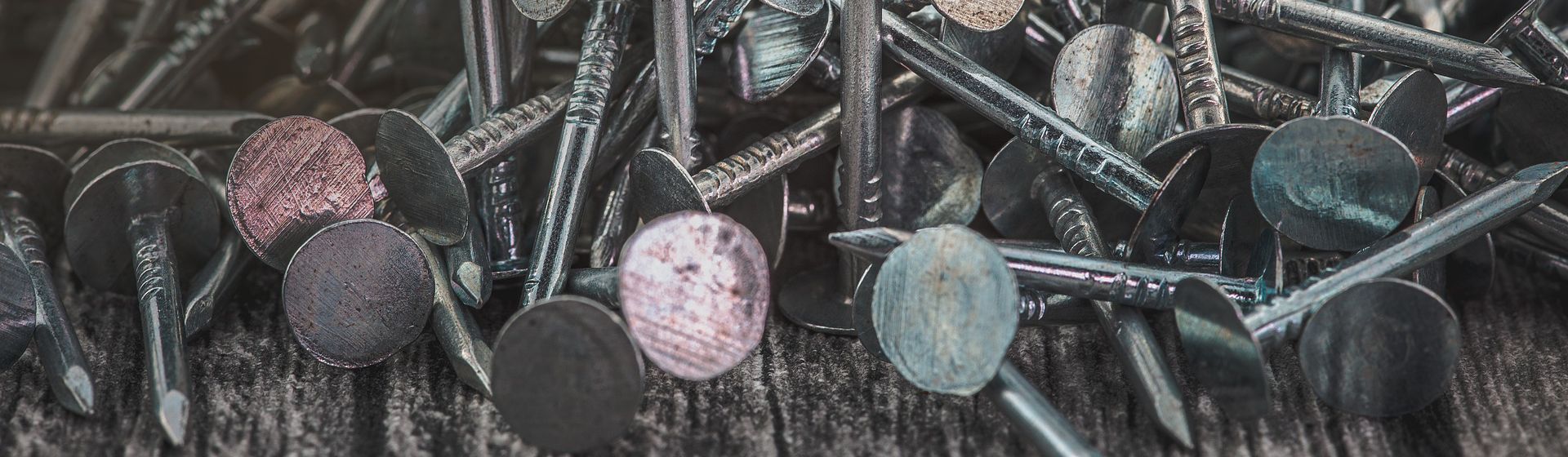 Eine große Anzahl Nägel auf einem Haufen liegend bild