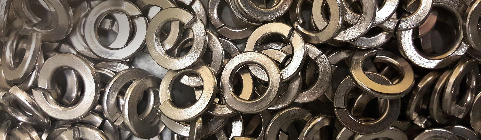 Silberfarbene Unterlegscheiben auf einem Haufen liegend bild