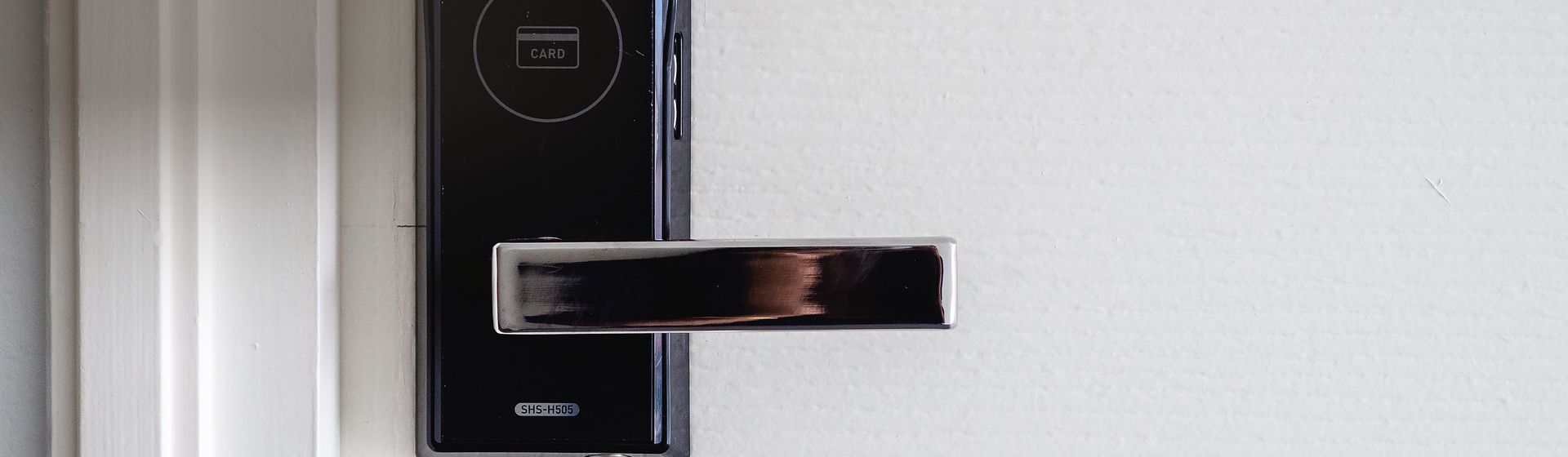 Digitaler Türöffner montiert an einer weißen Tür bild