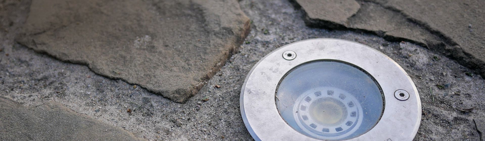 Silberfarbener LED Einbauspot im Pflaster bild