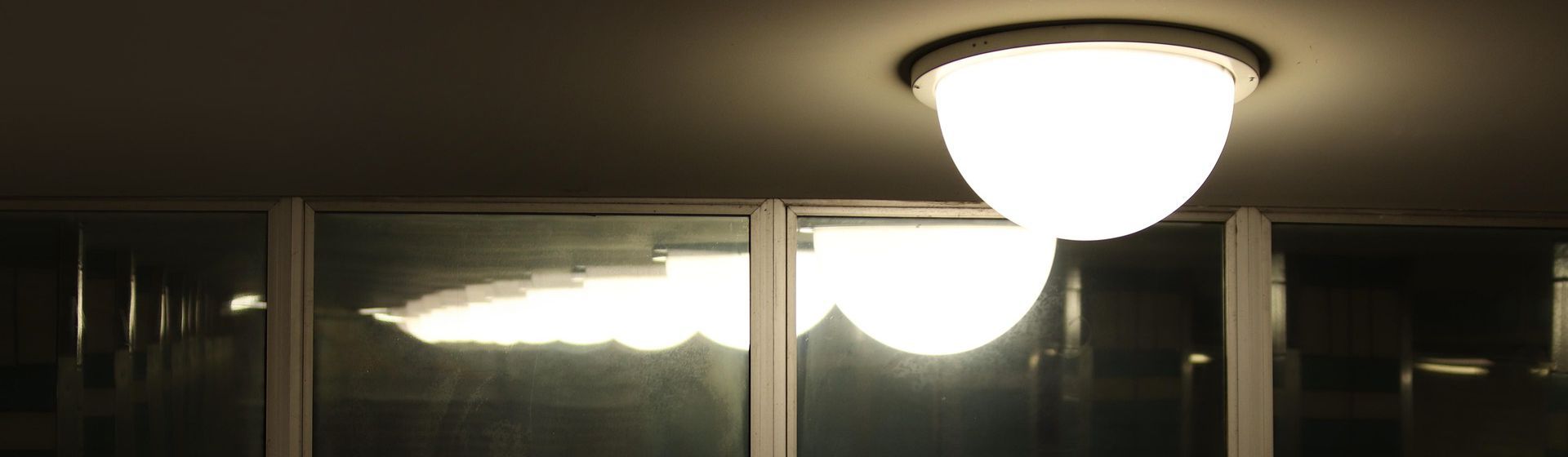 Deckenleuchte mit weißem Lampenschirm bild