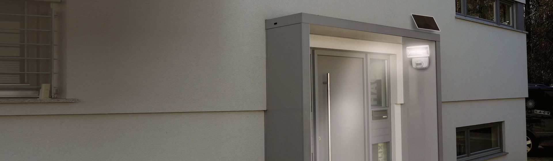 Brennenstuhl Solar LED Strahler SOL 800 montiert an einem Hauseingang bild