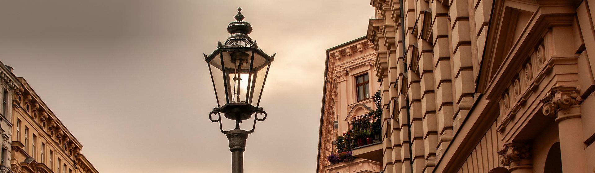 Straßenlaterne in antiker Optik zwischen zwei Gebäudekomplexen bild