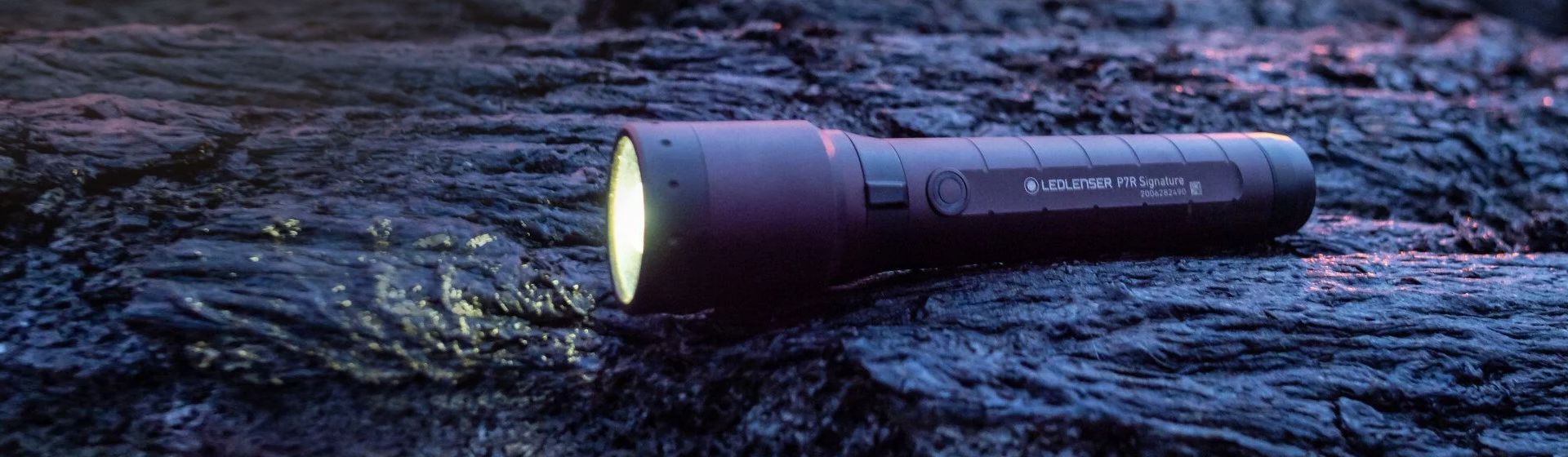 Ledlenser Taschenlampe auf einem Felsen liegend bild