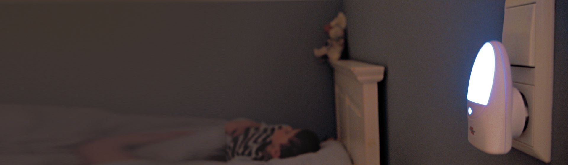 Brennenstuhl Orientierungslicht eingesteckt in der Steckdose in einem Kinderzimmer bild