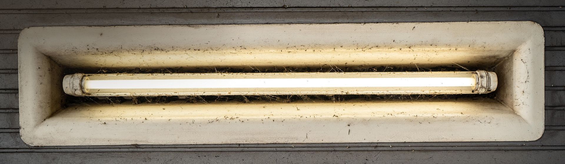 Verbaute Leuchtstoffröhre bild