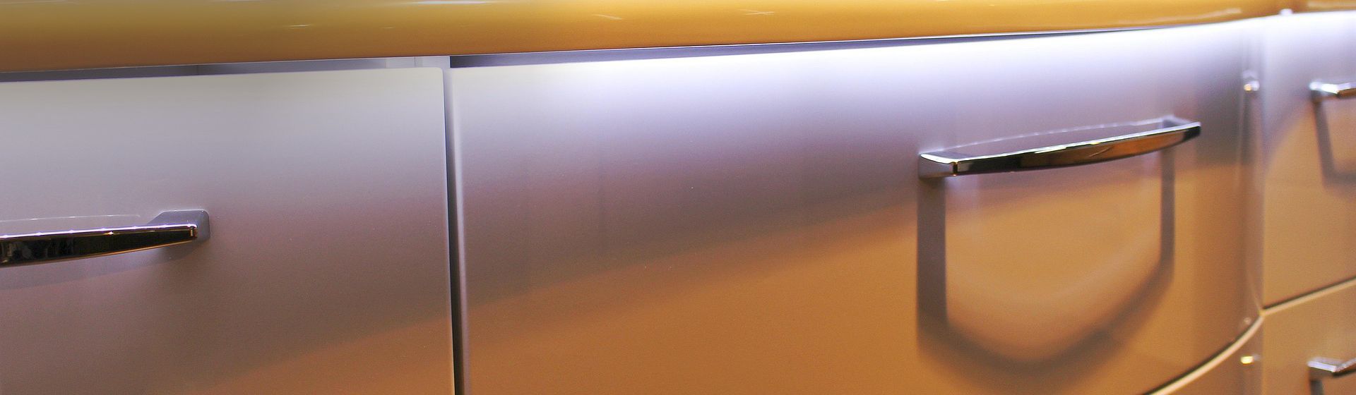 LED Leuchtprofil an einem Schrank bild