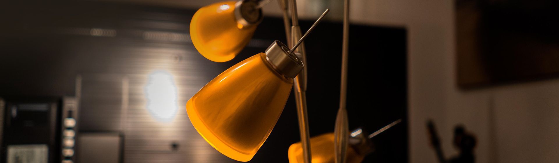 Stehleuchte mit orangefarbenen Lampenschirmen aus Glas in einem Wohnraum bild