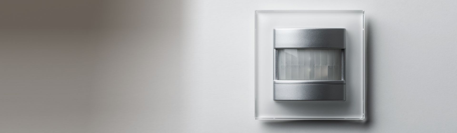 Bewegungsmelder montiert an einer grauen Hauswand bild